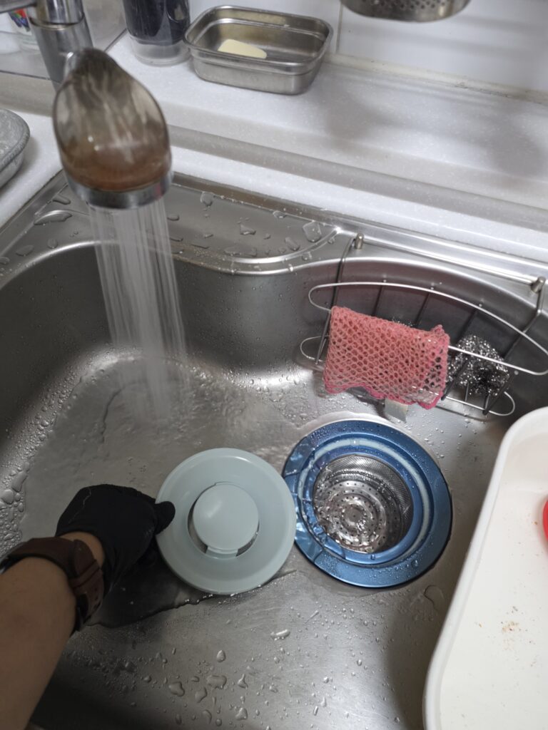 새 싱크대 배수통 조립 과정