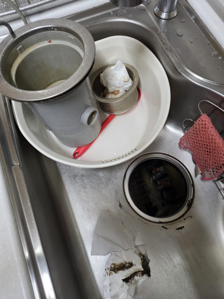 싱크대 하부장에서 냄새와 누수가 발생하던 상태