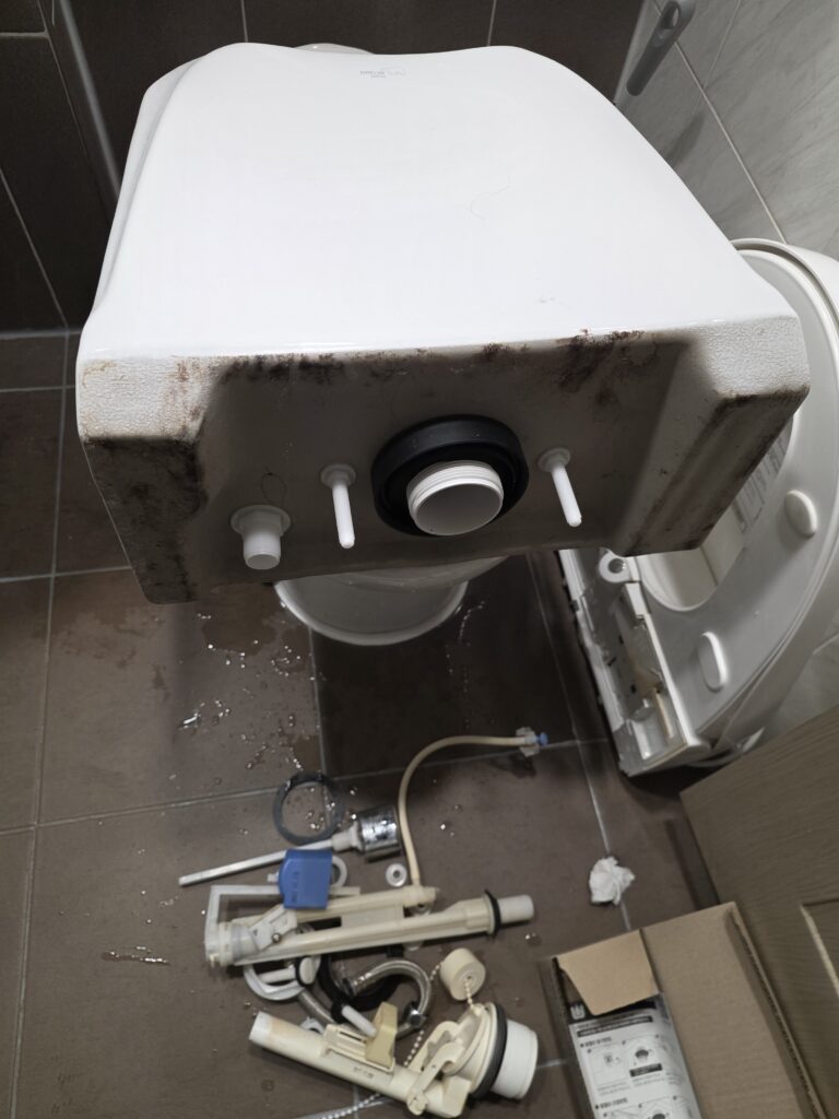 바닥에 기존 변기부속을 해체하고 새 변기 부속으로 교체합니다. 명지 신호동 변기부품교체