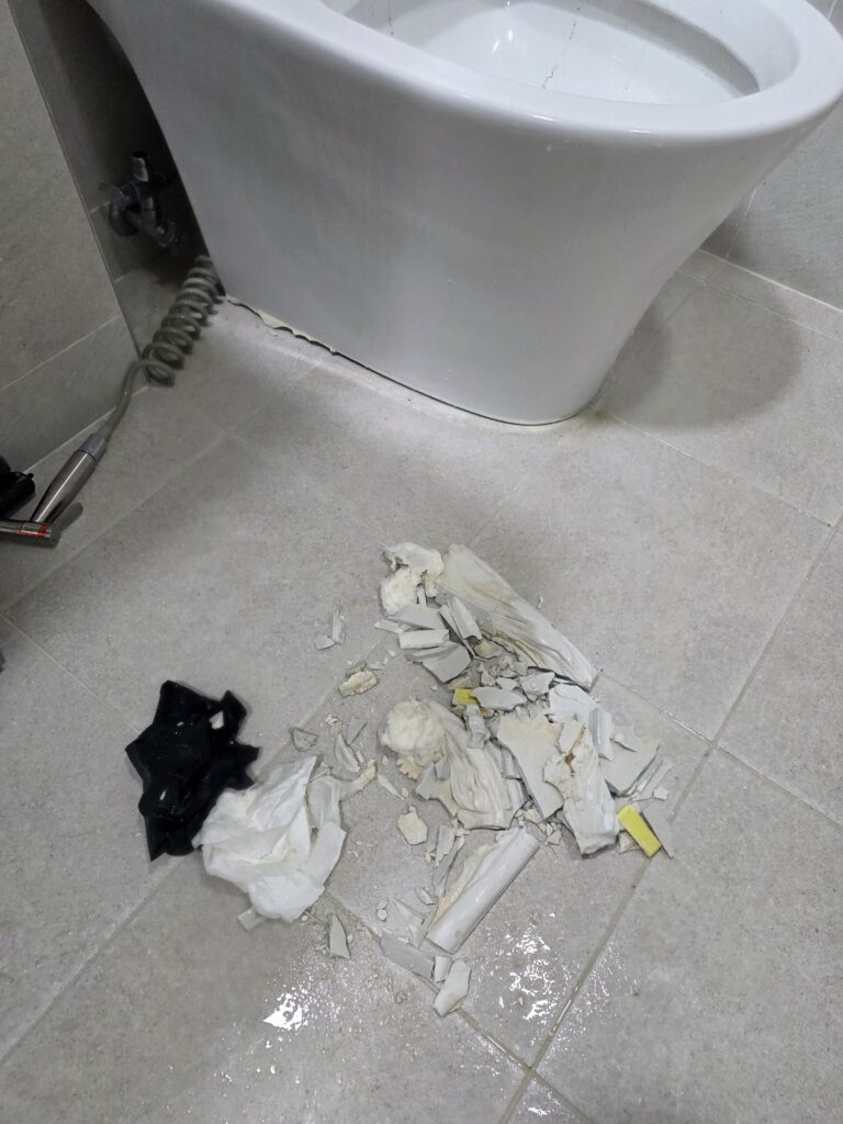 진해 석동 변기막힘 변기 탈거를 위해 백시멘트 제거 과정