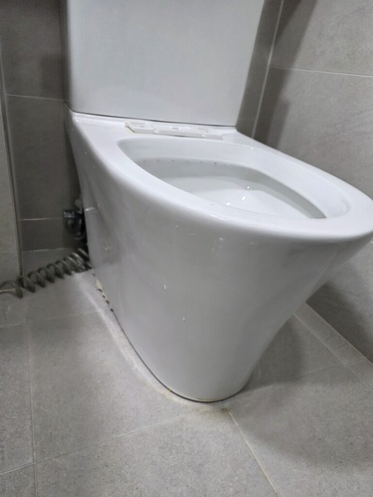 진해 석동 변기막힘 플라스틱을 제거하고 다시 변기를 안착시키는 과정입니다.