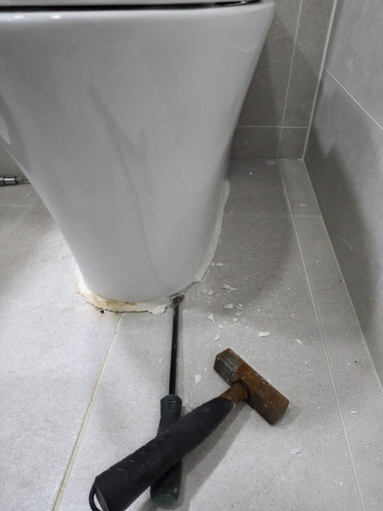 진해 석동 변기막힘 변기 탈거를 위해 백시멘트 제거 과정